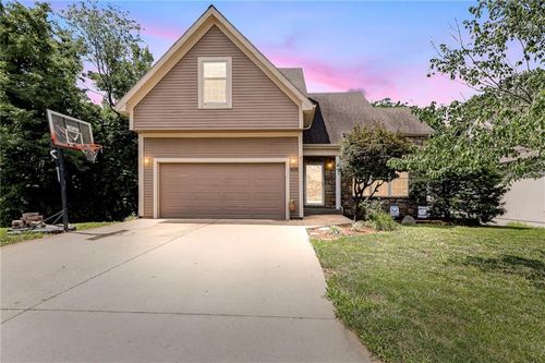 701 Redbud Dr, Paola, KS, 66071-1178 | Card Image