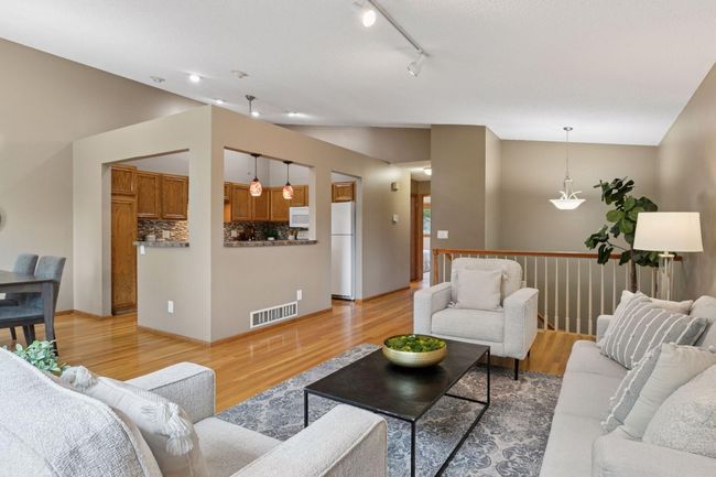6160 Creek View Rdg, Townhouse with 3 bedrooms, 2 bathrooms and null parking in Minnetonka MN | Image 8