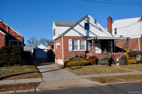 415 Lowell Ave, New Hyde Park, NY, 11040-2918 | Card Image