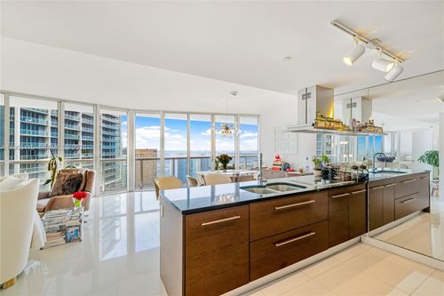 4704-495 Brickell Ave, Miami, FL, 33131-2872 | Card Image