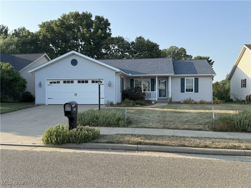 425 Hickory Dr Se, New Philadelphia, OH, 44663-7219 | Card Image