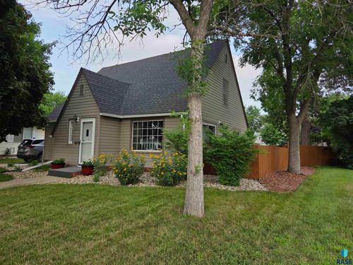 617 S Hiawatha Ave, Pipestone, MN, 56164-1547 | Card Image