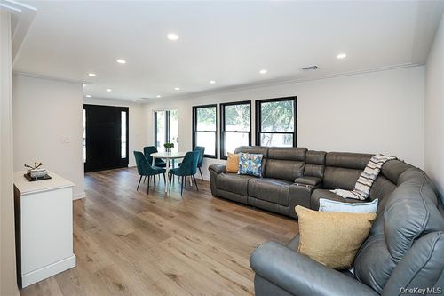 2 Park Ave, Greenvale, NY, 11548 | Card Image