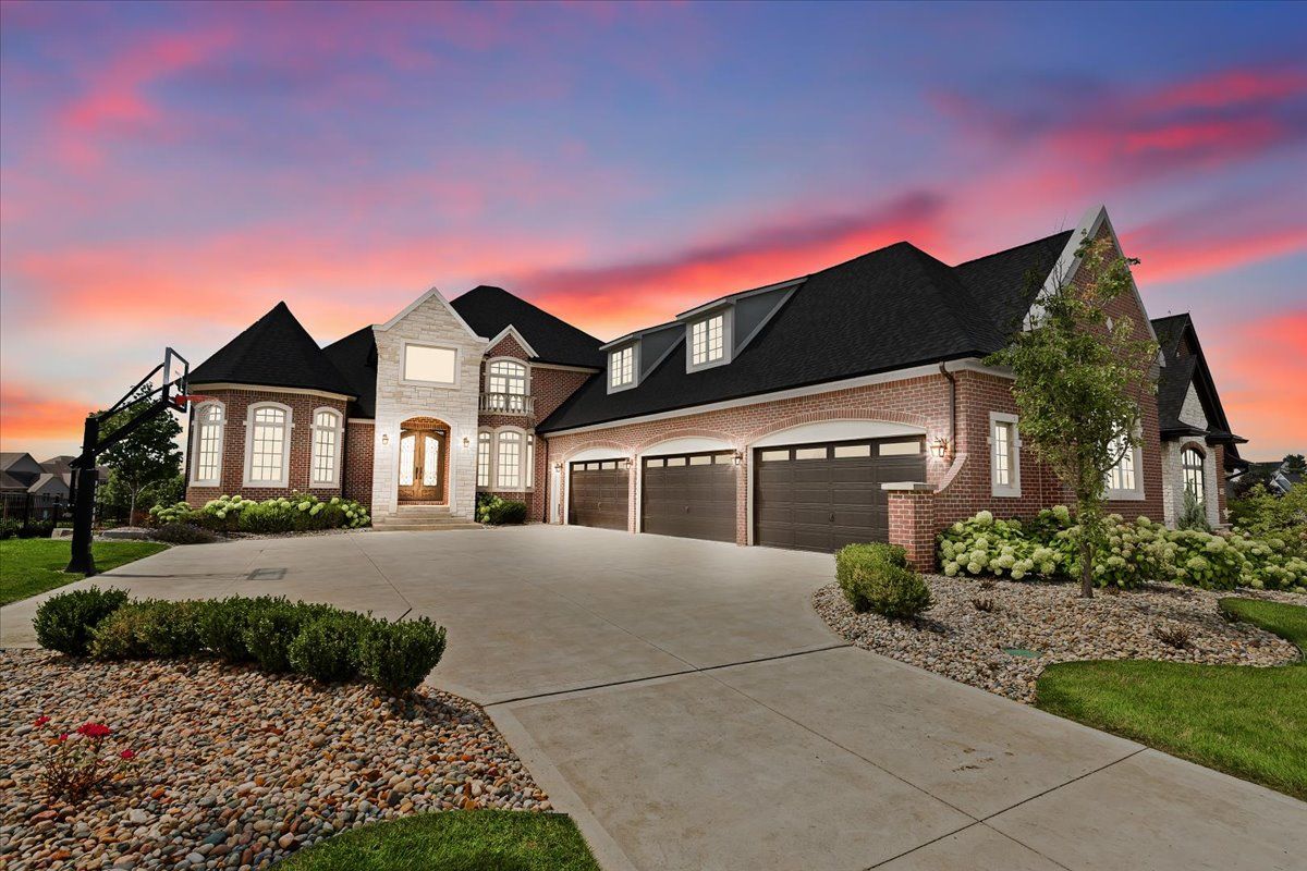 Stoney Point Dr, South Lyon, MI 48178