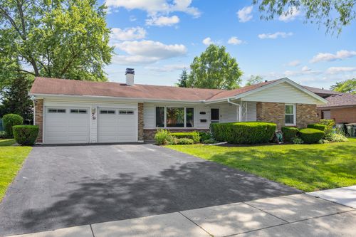 79 Eden Rd, Elk Grove Village, IL, 60007-3907 | Card Image