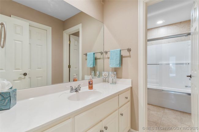 upstairs full bathroom | Image 35