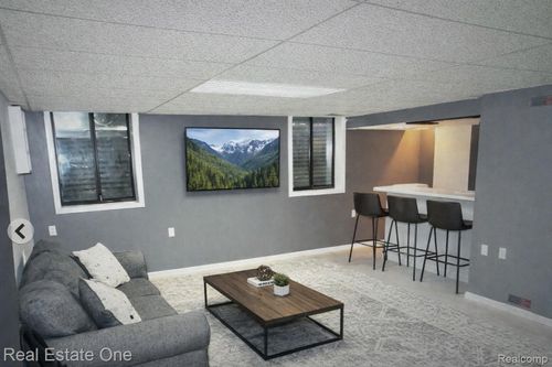 28-49617 Hamilton Ct, Shelby Township, MI, 48315-3935 | Card Image