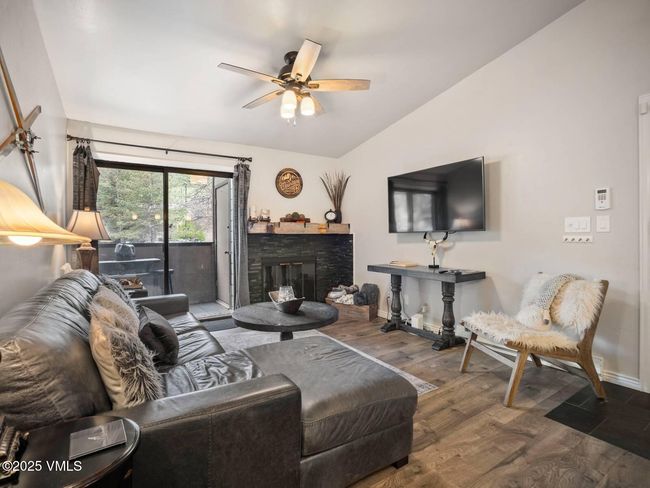Living Area | Image 7