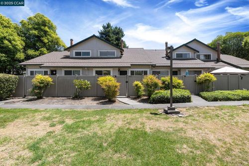 6452 Meadow Pines Ave, Rohnert Park, CA, 94928-2712 | Card Image