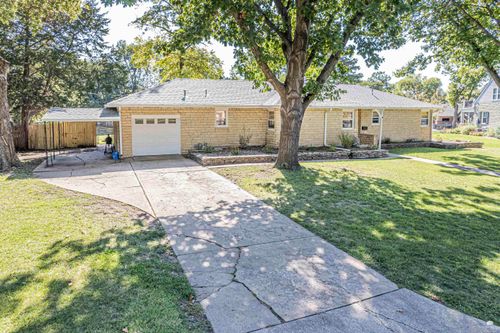 111 Moyne Dr, Abilene, KS, 67410-2052 | Card Image