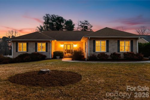 390 Classic Oaks Cir, Hendersonville, NC, 28792-3071 | Card Image