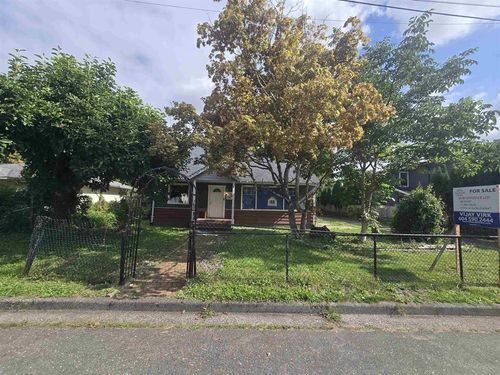 9756 Sidney St, Chilliwack, BC, V2P4G6 | Card Image