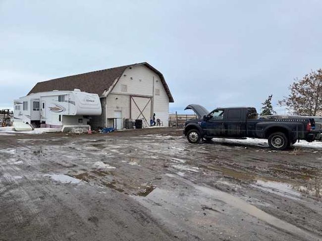 241036 Range Road 272, Home with 4 bedrooms, 3 bathrooms and 10 parking in Rural Rocky View County AB | Image 9