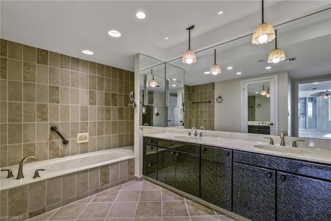 Primary Bathroom | Image 12
