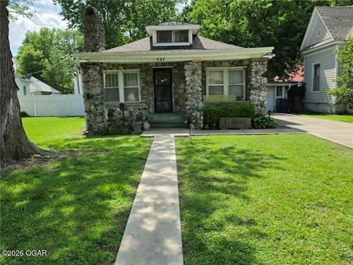 527 S Kansas Ave, Columbus, KS, 66725-1724 | Card Image