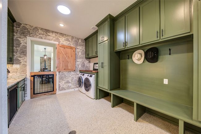 Washroom with independent washer, dryer and cabinets | Image 19