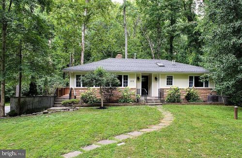8112 Accotink Dr, ANNANDALE, VA, 22003-2301 | Card Image