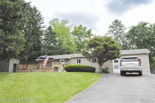 2378 Melton Dr, Howell, MI, 48843-8420 | Card Image