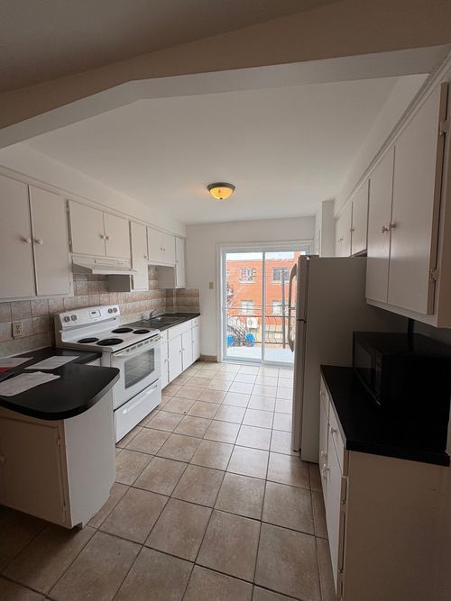 8809 Rue Chartrand, Montréal, QC, H8R2R4 | Card Image