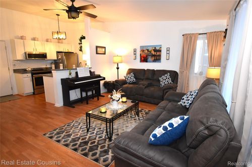 9562 Woodside Cir, Grand Blanc, MI, 48439-8079 | Card Image