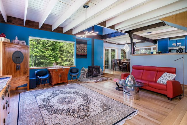 Handsome architecture and finishes | Image 12