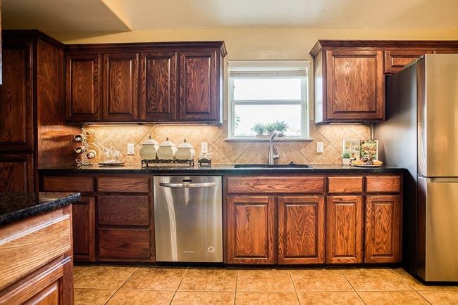 Loads of cabinet and counter space | Image 12