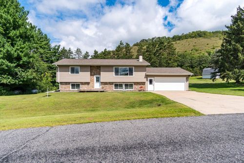 8880 Golfview Dr, Houston, MN, 55943-7204 | Card Image