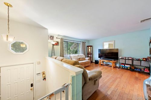 4 Verven Rd, Poughkeepsie, NY, 12603-1723 | Card Image