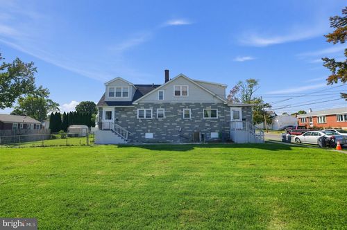 438 Broomall St, FOLSOM, PA, 19033-2425 | Card Image