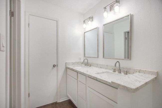 primary bathroom off the bedroom | Image 15