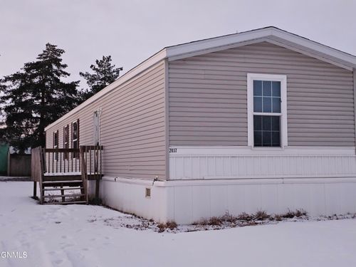 2037 9th Ave W, Williston, ND, 58801-3311 | Card Image