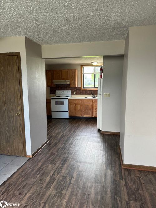 606 Hooper St, Melbourne, IA, 50162-1042 | Card Image