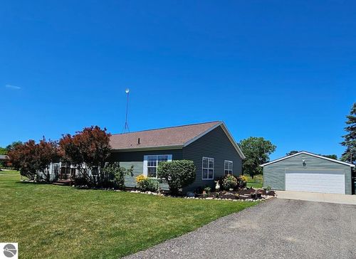 5557 E Pleasant Valley Rd, Shepherd, MI, 48883-9581 | Card Image