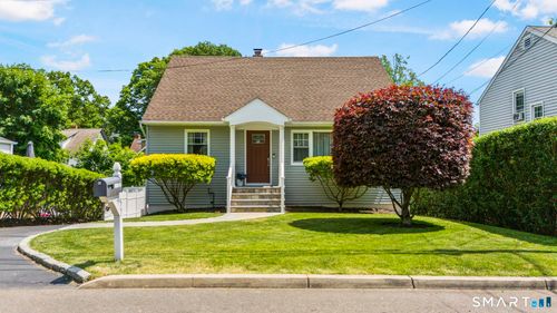 57 1st St, Fairfield, CT, 06825-1913 | Card Image