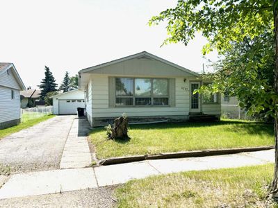 4717 53 Ave, House other with 4 bedrooms, 2 bathrooms and 6 parking in Grimshaw AB | Image 1