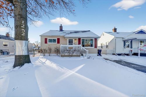 1252 8th St, Wyandotte, MI, 48192-3304 | Card Image