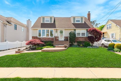 2572 S Saint Marks Ave, Bellmore, NY, 11710-5010 | Card Image