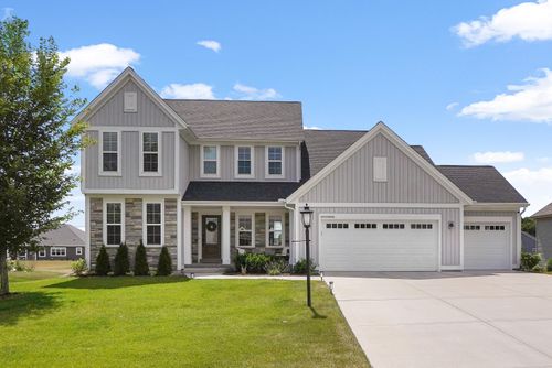 W223N4648 Seven Oaks Dr, Pewaukee, WI, 53072-2010 | Card Image