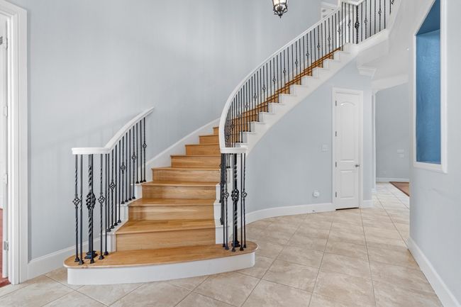 Home features dual staircases! | Image 20