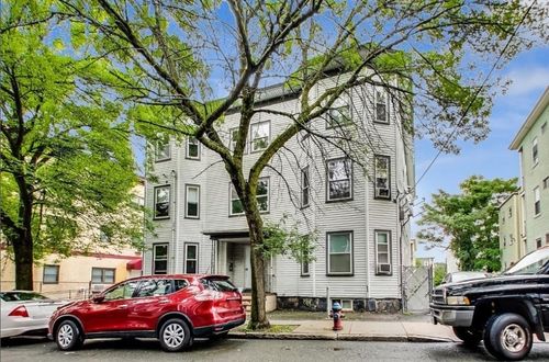 109 Walnut St, Somerville, MA, 02145-2967 | Card Image