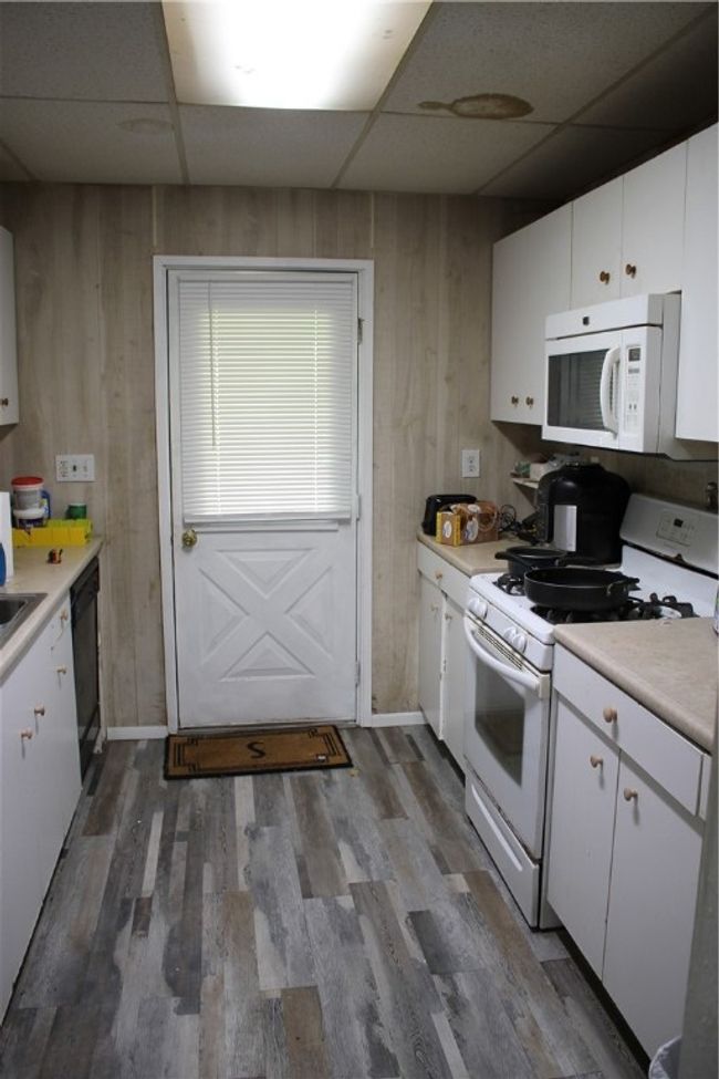 812 5 Th St, House other with 2 bedrooms, 1 bathrooms and 2 parking in Rochester PA | Image 5