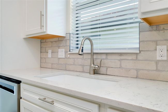 QUARTZ COUNTER TOPS | Image 29