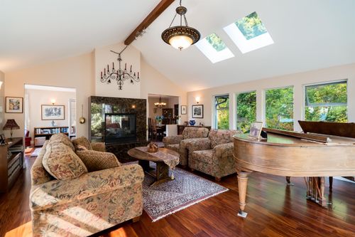 806 Hummingbird Lane, Bowen Island, BC, V0N1G1 | Card Image
