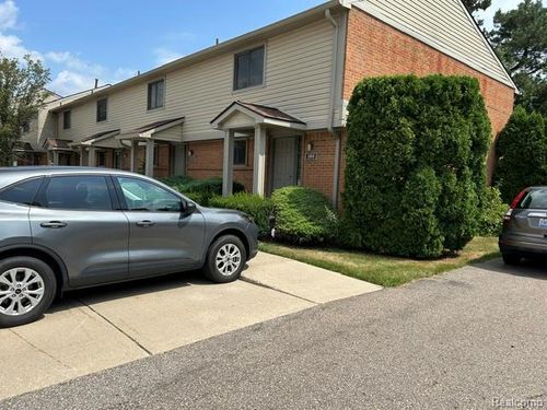 3868 Old Creek Road, TROY, MI, 48084 | Card Image