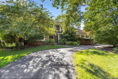 5084 Champlain Cir, West Bloomfield, MI, 48323-3528 | Card Image