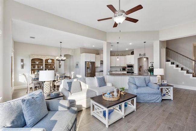 Relax in this huge living area | Image 18