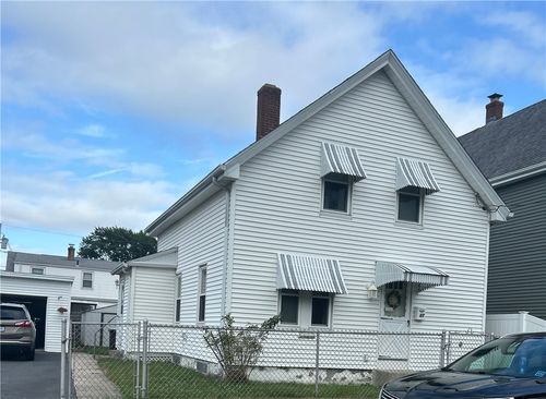37 Julian St, Pawtucket, RI, 02861-1227 | Card Image