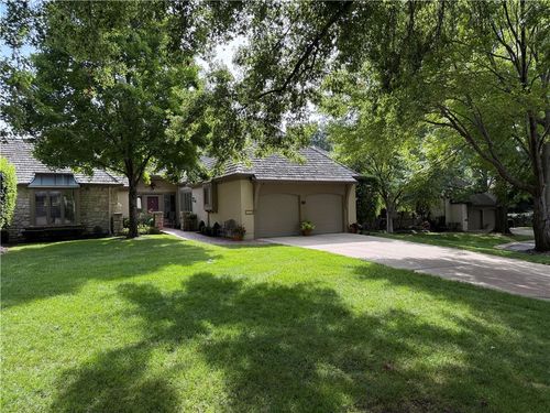 51 Coventry Ct, Prairie Village, KS, 66208-5228 | Card Image