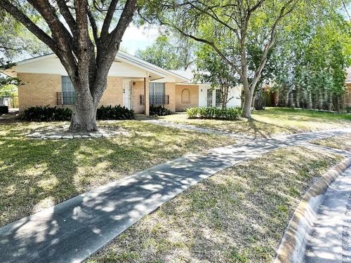 1403 Kingfisher Dr, Beeville, TX, 78102-3721 | Card Image