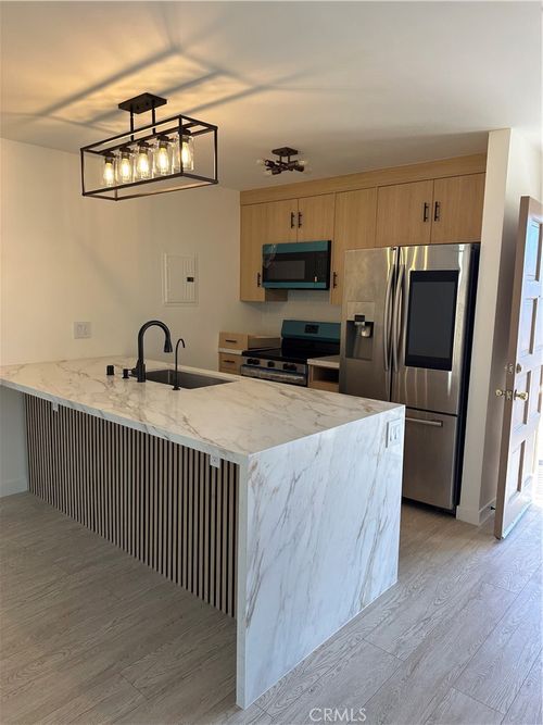 unit-d4-2521 W Sunflower Ave, Santa Ana, CA, 92704-7519 | Card Image